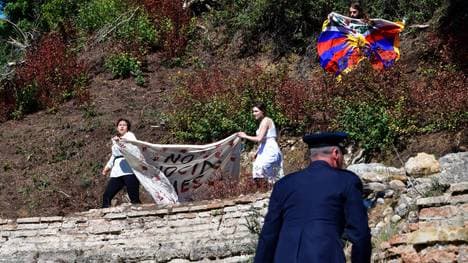 Eine Gruppe tibetischer Demonstranten protestiert während der Entzündung des olympischen Feuers