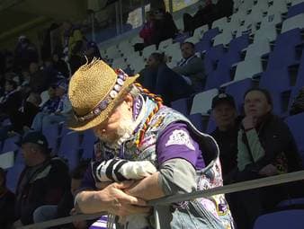 Nach 23 Jahren im Profifußball muss Erzgebirge Aue den schweren Gang in die Regionalliga antreten. Entsprechend kühl ist die Stimmung nach dem 2:2 gegen Wiesbaden.