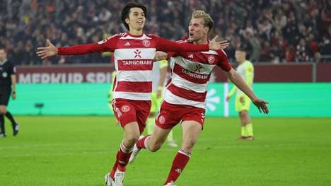 Tanaka (l.) verpasst das Halbfinale in Leverkusen