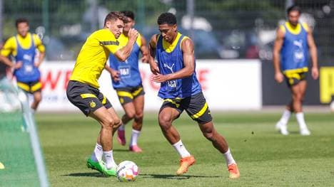 Thomas Meunier (l.) und Jude Bellingham im Training im Zweikampf