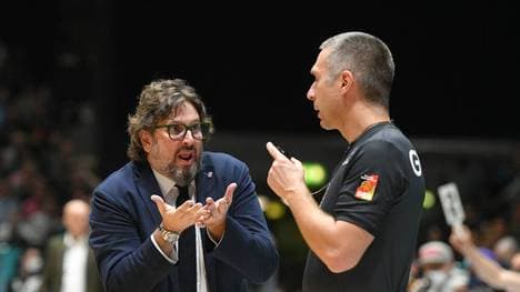 Bayern-Trainer Andrea Trinchieri (l.) wurde aus der Halle geworfen