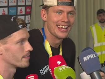 Nach ihrem WM-Triumph feiern Andreas Obst und Moritz Wagner ausgelassen mit den deutschen Fans in Frankfurt - und geben am Rande des Weltmeister-Empfangs ein denkwürdiges Interview.