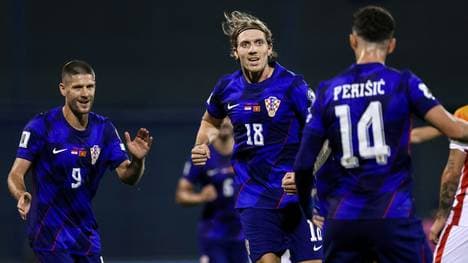 Kramaric, Jakic und Perisic (v.l.) jubeln