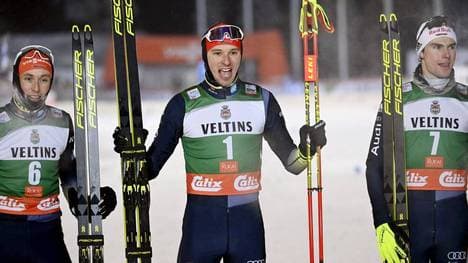 Terence Weber (m.) siegte beim furiosen Dreifach-Erfolg der deutschen Kombinierer