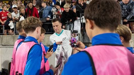 Chris Wood erfüllte während des Spiels Autogramm- und Selfiewünsche