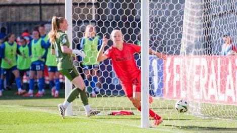 Pernille Harder nutzte einen kapitalen Fehler von Laura Dick zur Bayern-Führung