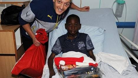 Von wegen alt und mit weißem Bart - Mesut Özil überraschte als junger Weihnachtsmann die Kinder.