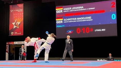 Johanna Kneer (l.) gewinnt den Karate-Supercup