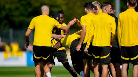 Serhou Guirassy wird von den BVB-Kollegen begrüßt
