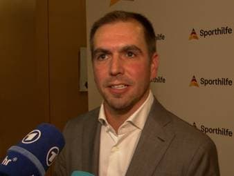 Weltmeister-Kapitän Philipp Lahm spricht bei SPORT1 nach einer wackligen WM-Quali über den Zustand der Nationalmannschaft. 