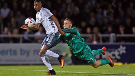 United-Stürmer Marcus Rashford war auf dem Weg zum 3:1 auch von Northampton-Keeper Adam Smith nicht aufzuhalten
