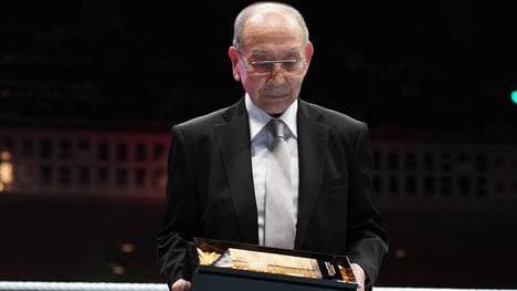 Hisashi Shinma bei einer WWE-Ehrung nach seiner Hall-of-Fame-Aufnahme 2019