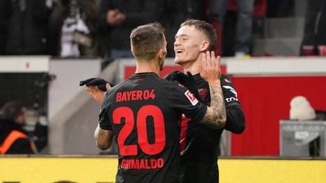 Alejandro Grimaldo (l.) kam von Benfica Lissabon zu Bayer Leverkusen