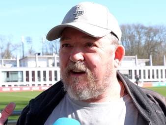 Der 1. FC Köln steckt tief im Abstiegskampf. Bei Trainer Lukas Kwasniok sind die FC-Fans unterschiedlicher Meinung.