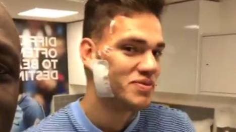 Manchester Citys Schlussmann Ederson scheint nach der heftigen Attacke von Sadio Mene wieder einigermaßen wohlauf