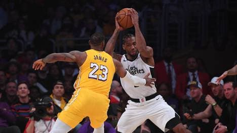 LOS ANGELES, CA - DECEMBER 25:  LeBron James #23 of the Los Angeles Lakers guards Kawhi Leonard #2 of the Los Angeles Clippers in the second half of the game at Staples Center on December 25, 2019 in Los Angeles, California. NOTE TO USER: User expressly acknowledges and agrees that, by downloading and/or using this Photograph, user is consenting to the terms and conditions of the Getty Images License Agreement. (Photo by Jayne Kamin-Oncea/Getty Images)