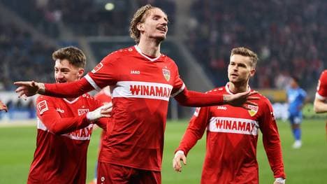Nick Woltemade (m.) spielt eine herausragende Saison für den VfB Stuttgart