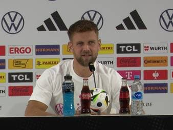 Der deutsche Nationalspieler Niclas Füllkrug spricht auf einer Pressekonferenz über seinen Wechsel nach England zu West Ham United.