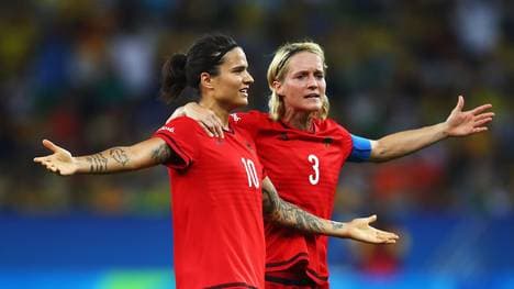 Dzsenifer Marozsan und Saskia Bartusiak (r.) feiern den Olympiasieg in Rio