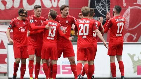 Ronny König (M.) traf gegen Carl Zeiss Jena doppelt