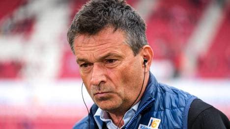 Mainz-Boss Christian Heidel schaut kritisch