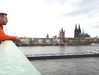 Bei seinem Debüt hat Florian Hempel den Ally Pally und die deutschen Fans begeistert. Nun hat er sich spät das Ticket für die Darts-WM gesichert und konzentriert sich voll auf sein erstes Match.