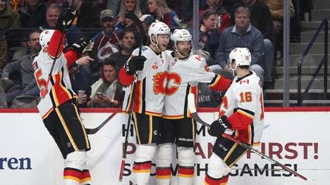 Tobias Rieder (r.) ist mit den Calgary Flames in der Pacific Division an Leon Draisaitls Edmonton Oilers vorbeigezogen