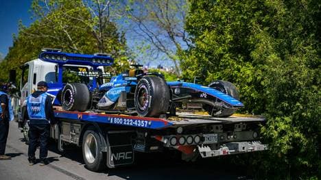 Das Auto von Alex Albon musste abtransportiert werden