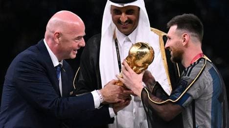 Messi (r.) trug ein traditionelles arabisches Gewand