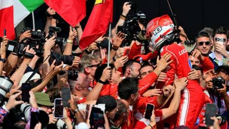 Charles Leclerc (rechts) lässt sich feiern