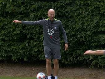 Der VfL Wolfsburg steckt in einer großen Krise. Trainer Paul Simonis kämpft gegen Abstieg und um seinen Job. Auch hinter den Kulissen könnten Konsequenzen folgen.