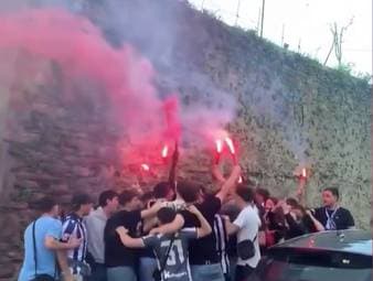 Nach seinem La-Liga-Debüt im Spiel gegen Levante wird der 19-jährige Ibai Aguirre von Real Sociedad euphorisch von seinen Freunden empfangen. 