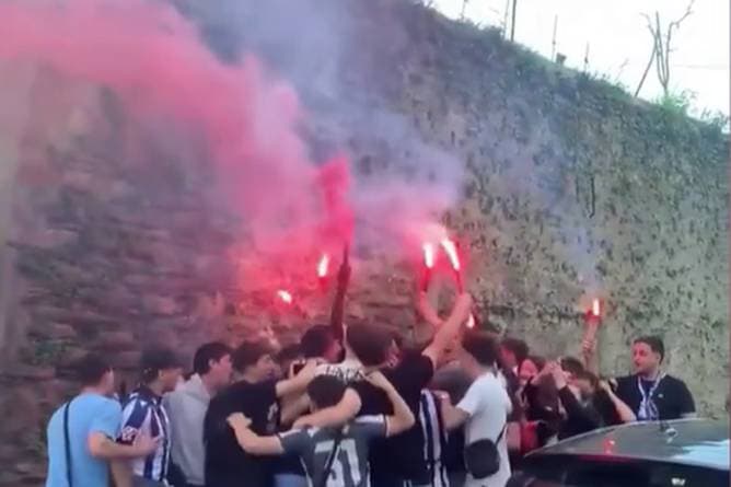 Mit Pyros und Gesängen: Mega-Empfang für Talent