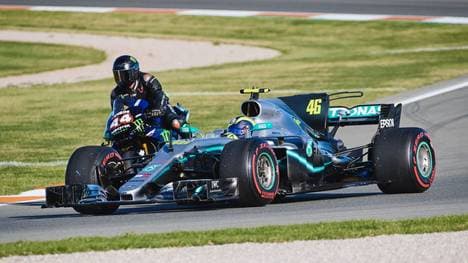 Lewis Hamilton (l.) versucht sich auf dem Motorrad, Valentino Rossi im Silberpfeil