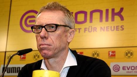 Peter Stöger auf einer Pressekonferenz des BVB
