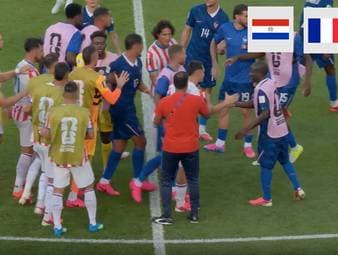 In einem hitzigen Achtelfinale setzt sich Weltmeister Frankreich gegen Deutschland-Schreck Paraguay durch. Mann des Abends ist Kylian Mbappé, der einen Foulelfmeter souverän verwandelt. Paraguay versucht mit allen Mitteln, den Spielfluss der Franzosen zu stören - egal, ob fair oder unfair.