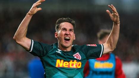 Aufstieg! Torschütze Konrad Faber bejubelt sein 2:0