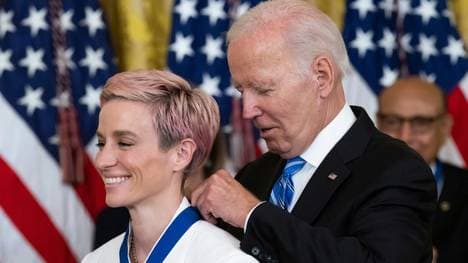 Biden hängt Rapinoe die Freiheitsmedaille um