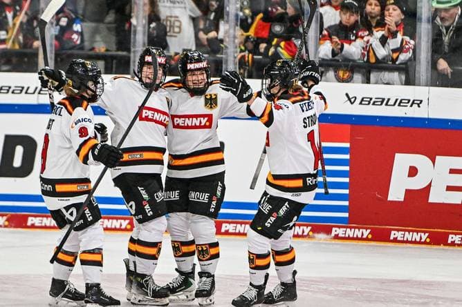 Deutschland Cup: DEB-Frauen feiern Titel und Kantersieg