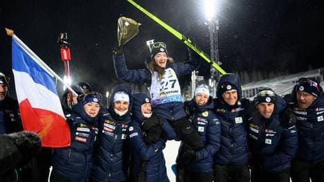 Lou Jeanmonnot wird nach ihrem Sieg vom französischen Team gefeiert