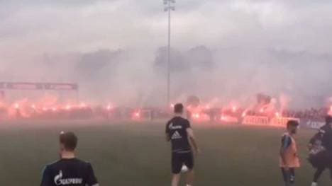 Schalke-Fans nebelten den Trainingsplatz mit Bengalos ein
