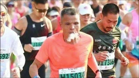 Ein Chinese raucht während eines Marathons und wird disqualifiziert