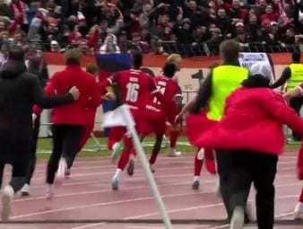 Bis in die Nachspielzeit sieht es für Rot-Weiss Essen nach einem weiteren Jahr in der 3. Liga aus. Dann aber gelingt der erlösende Treffer - und der Traditionsklub darf sich doch auf die Relegation zur 2. Bundesliga freuen.