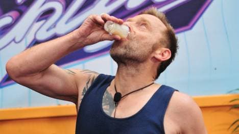Thomas Häßler musste Schnapsgläser mit ekligem Inhalt leeren