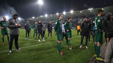 Die Gladbacher Mannschaft bekam in Saarbrücken den Frust der Fans zu spüren