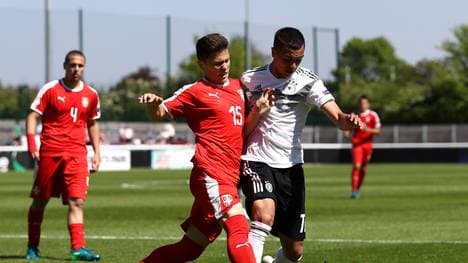 Deutschland (r.: Oliver Batista Meier) muss bei der U17-EM gegen Spanien gewinnen)