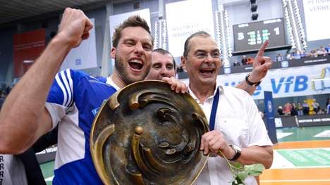 Simon Tischer (links) vom VfB Friedrichshafen feiert mit Coach Stelian Moculescu 2015 den Titel 