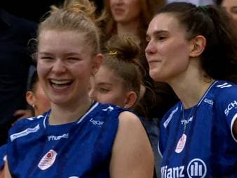 In Spiel 1 der Halbfinal-Serie der Volleyball Bundesliga zwischen dem MTV Allianz Stuttgart und dem Dresdner SC unterläuft Lucía Varela Gómez ein kurioser Fauxpas beim Aufschlag. Die Stuttgarterin nimmt's mit Humor - und sorgt auch bei ihren Mitspielerinnen für Belustigung.