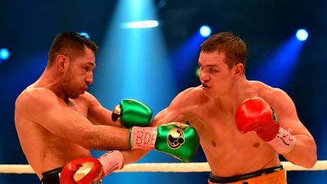 Der Russe Fjodor Tschudinow (r.) unterliegt in Oberhausen Felix Sturm