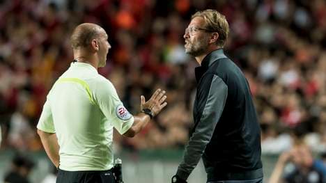 Jürgen Klopp (r.) diskutiert desöfteren mit den Unparteiischen am Spielfeldrand